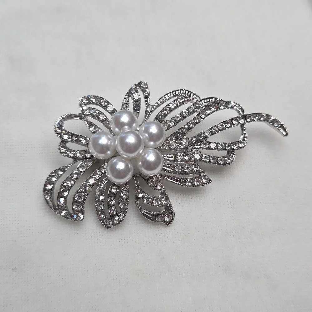 Women's Silver Rhinestone Floral Pearl Bouquet Brooch Rhinestones Elegant NWOT